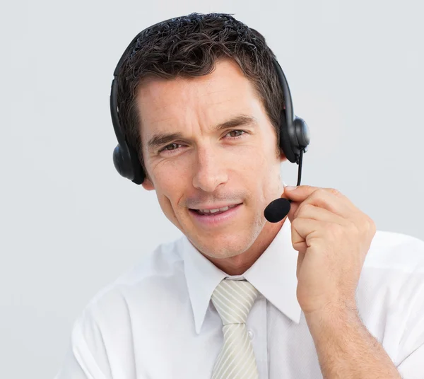 Retrato de um empresário atraente que trabalha em um call center — Fotografia de Stock