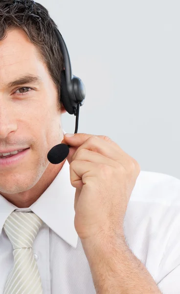 Close-up van een aantrekkelijke zakenman werken in een callcenter — Stockfoto