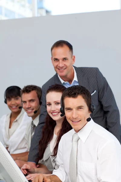 Manager en zijn team werken in een callcenter — Stockfoto