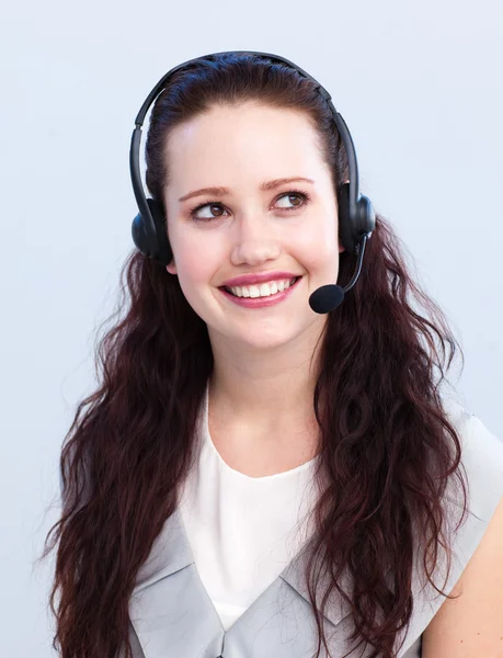 Vacker kvinna som arbetar i ett callcenter — Stockfoto