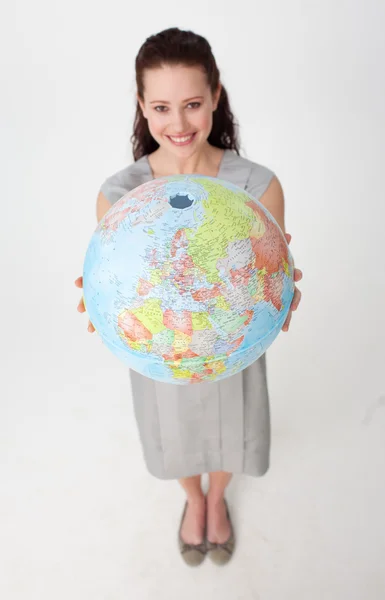 Junge Geschäftsfrau, die den Planeten Erde hält — Stockfoto