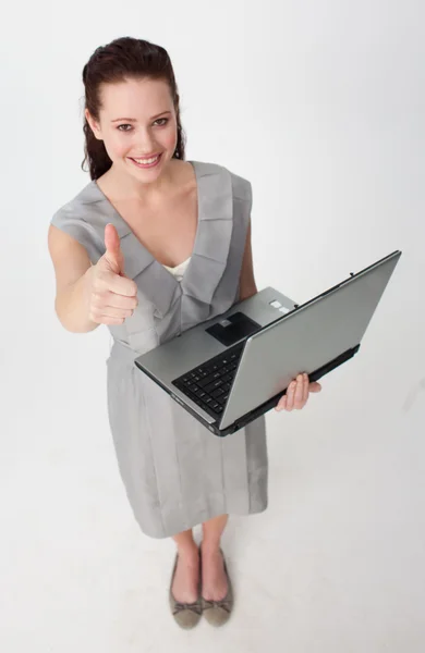 Hoge hoek van een zakenvrouw met behulp van een laptop met duim omhoog — Stockfoto