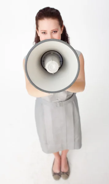 Высокий угол, когда деловая женщина кричит через мегафон — стоковое фото