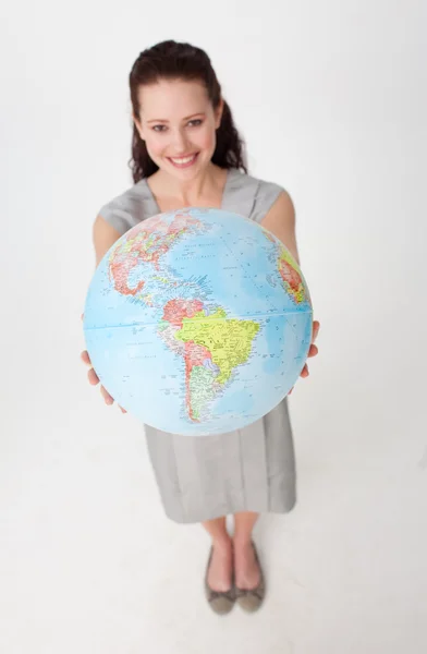 Mooie zakenvrouw houden een terrestrische globe — Stockfoto