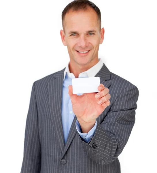 Empresário encantador mostrando um cartão branco — Fotografia de Stock