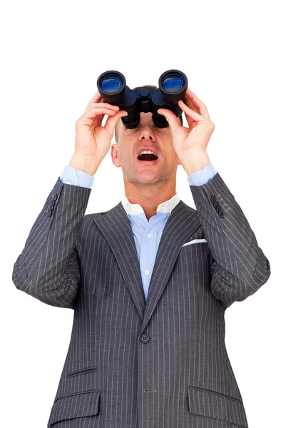 Empresário surpreso olhando através de binóculos — Fotografia de Stock