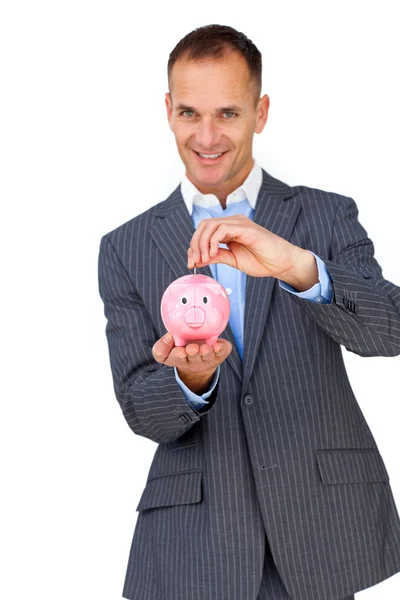 Säker affärsman spara pengar i en piggybank — Stockfoto