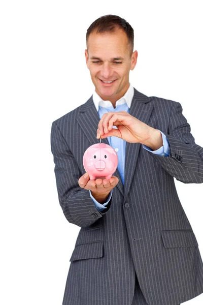 Charismatischer Geschäftsmann spart Geld in Sparschwein — Stockfoto