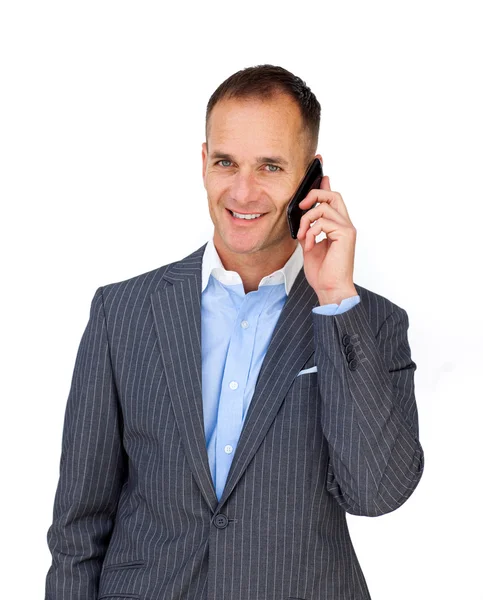 Charismatische aantrekkelijke zakenman met behulp van een mobiele telefoon — Stockfoto