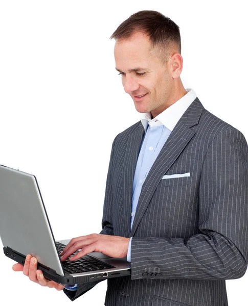 Χαμογελώντας επιχειρηματίας χρησιμοποιώντας ένα φορητό υπολογιστή — Φωτογραφία Αρχείου