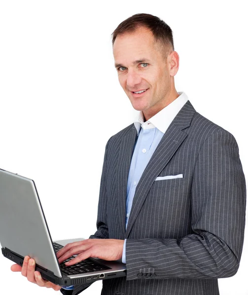 Empresário carismático usando um laptop — Fotografia de Stock
