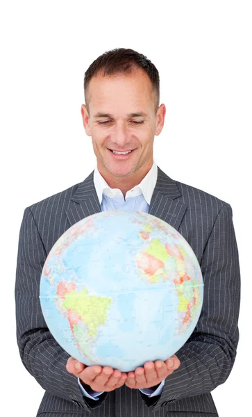 Уверенный бизнесмен улыбается глобальному расширению бизнеса — стоковое фото