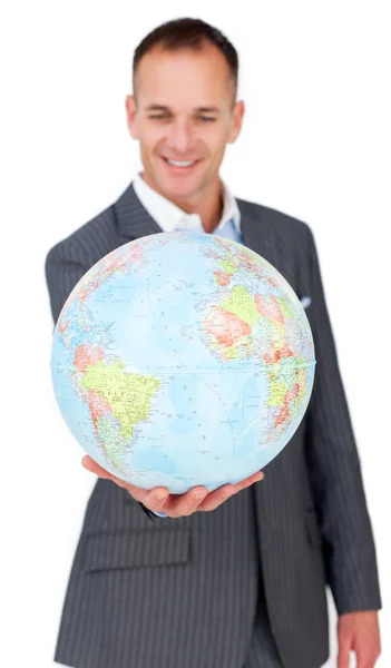 Selbstbewusster Geschäftsmann lächelt über weltweite Expansion — Stockfoto