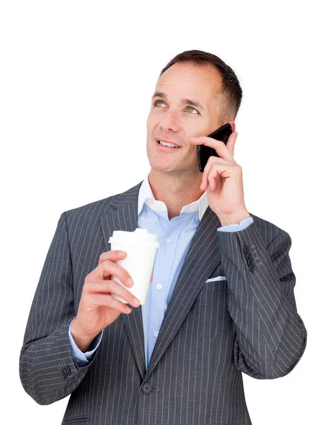 Okouzlující podnikatel na telefonu drží pití z hrnečku — Stock fotografie