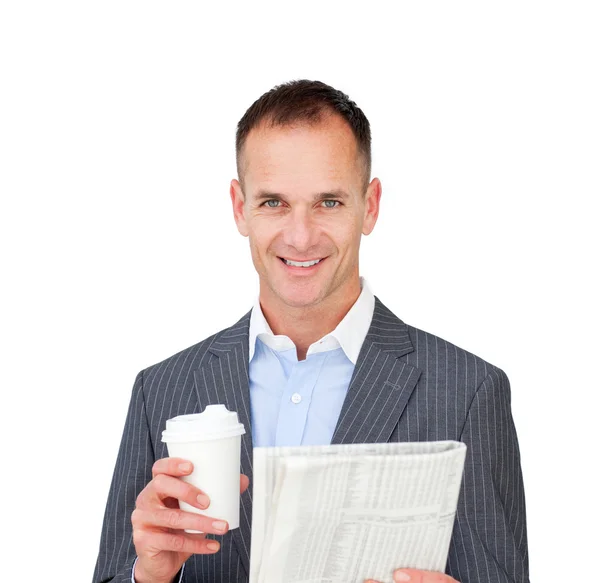 Δυναμική επιχειρηματίας που διαβάζει εφημερίδα — Φωτογραφία Αρχείου