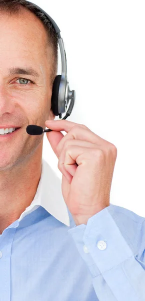 Nahaufnahme eines reifen Kundendienstmitarbeiters, der auf einem Headset spricht — Stockfoto