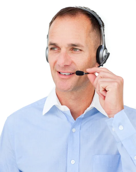 Volwassen Kaukasische zakenman met behulp van headset — Stockfoto
