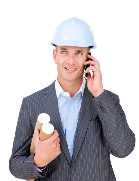 Lachende mannelijke ingenieur praten over telefoon — Stockfoto