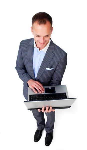Συμπυκνωμένο επιχειρηματίας χρησιμοποιώντας ένα φορητό υπολογιστή — Φωτογραφία Αρχείου