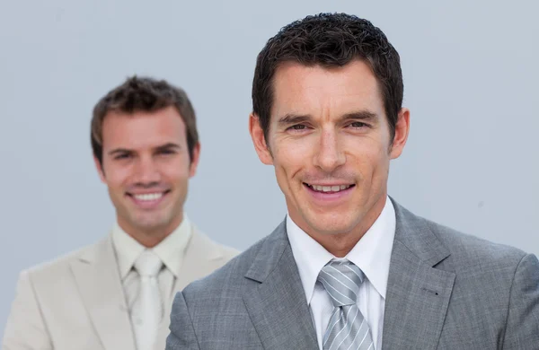 Portret uśmiechający się przedsiębiorców na białym tle — Zdjęcie stockowe