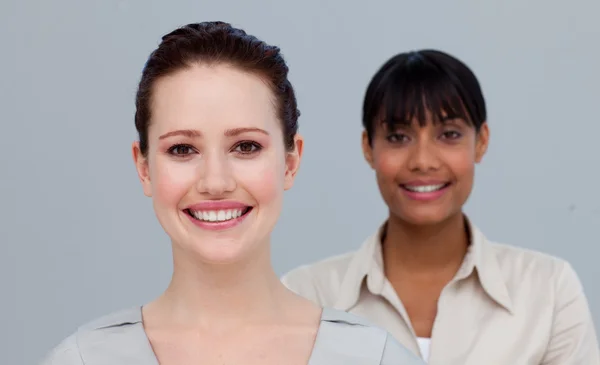 Portret van een glimlachend Kaukasische en een Afro-Amerikaanse businesswom — Stockfoto