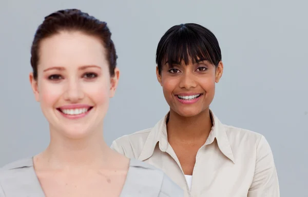 Portret van glimlachen vrouwelijke ondernemers — Stockfoto