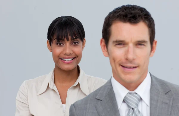 Lächelnde afroamerikanische Geschäftsfrau mit ihrem Kollegen — Stockfoto