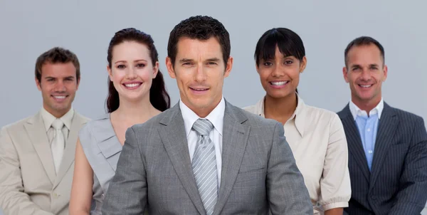Equipe de negócios multi-étnica positiva na frente da câmera — Fotografia de Stock