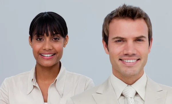 Empresária afro-americana sorridente com seu colega — Fotografia de Stock