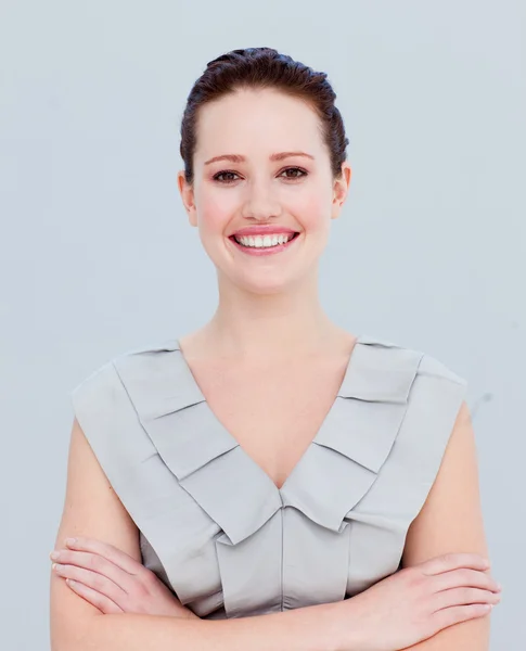 Retrato de una bella mujer de negocios sonriente con los brazos cruzados —  Fotos de Stock