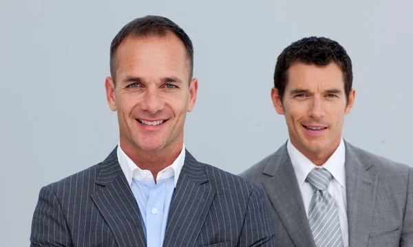 Portrait d'hommes d'affaires souriants aux bras croisés — Photo
