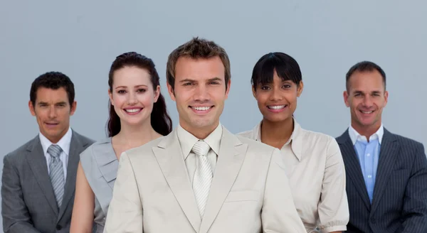 Feliz equipo de negocios multiétnicos sonriendo — Foto de Stock