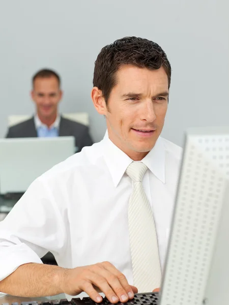 Lachende zakenman werkt op zijn computer — Stockfoto
