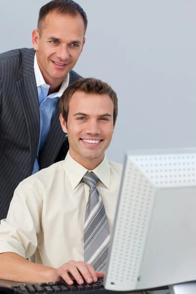 Kendine güvenen iş ortaklarıyla birlikte çalışan bir bilgisayarda — Stok fotoğraf
