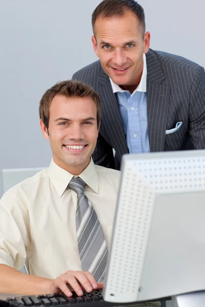 Asertivní obchodní partneři pracují společně na počítači — Stock fotografie