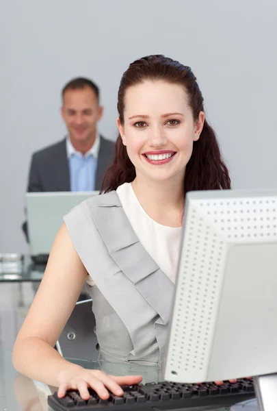 Funkelnde Geschäftsfrau lächelt in die Kamera — Stockfoto