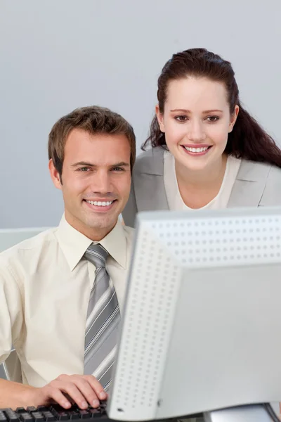 Säker affärskvinna att hjälpa sin kollega — Stockfoto