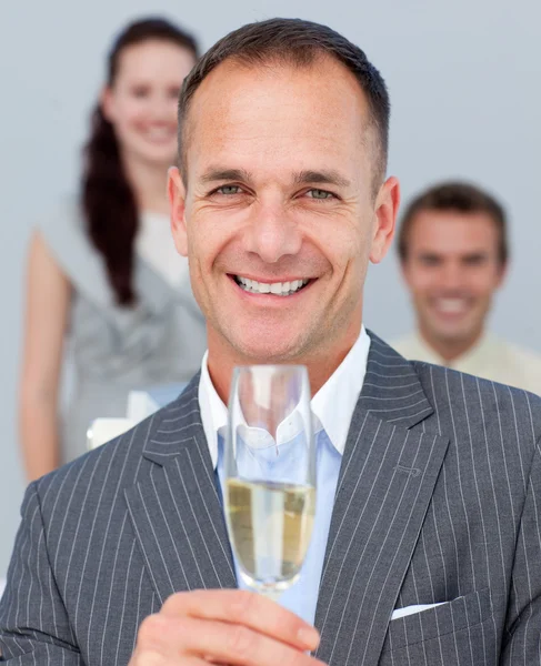 Glada affärsman grillas med champagne — Stockfoto