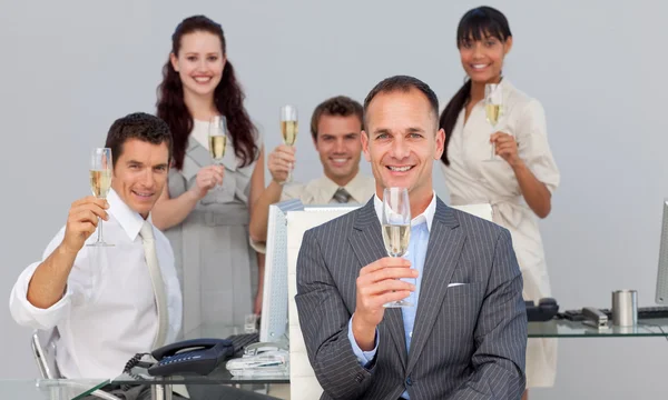 Des collègues d'affaires prospères trinquent au champagne — Photo
