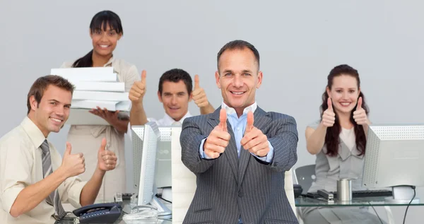 Assertive manager e sua equipe com polegares para cima — Fotografia de Stock