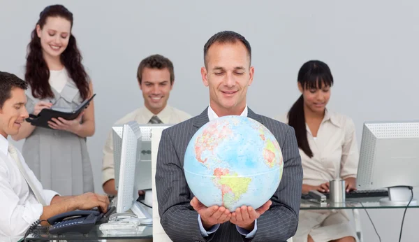 Charmanter Manager lächelt über globale Expansion — Stockfoto