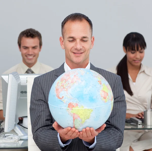 Durchsetzungsfähiger Manager lächelt über globale Expansion — Stockfoto