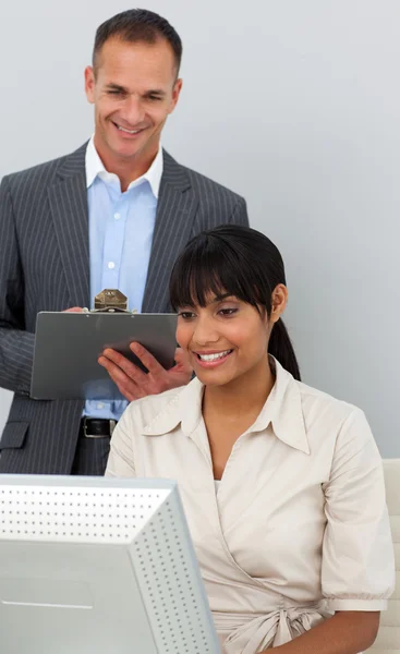 Zeker aantrekkelijk manager zijn werknemer werk controleren — Stockfoto