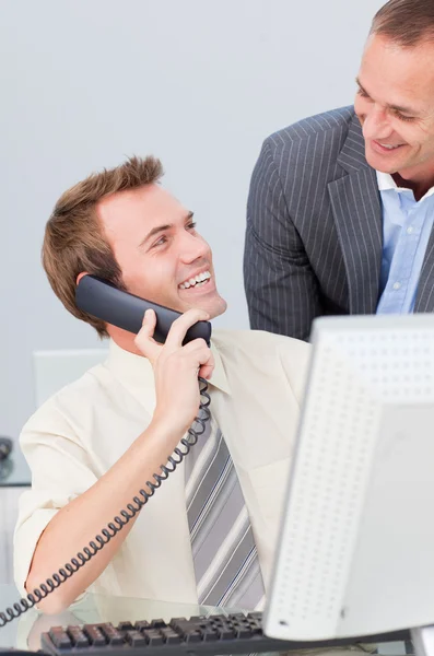 Businessman on phone talking to his colleague in the office — Stock Photo, Image