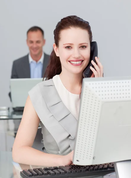 Iş telefonu ve ofiste çalışan kadını — Stok fotoğraf