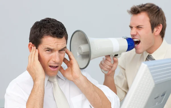 Бизнесмен кричит через мегафон на своего коллегу — стоковое фото