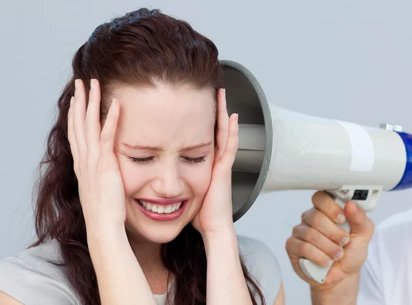 Donna d'affari arrabbiata che ascolta un megafono — Foto Stock