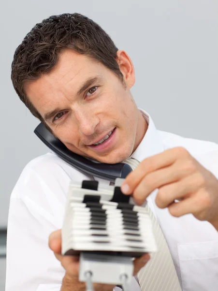 Aantrekkelijke zakenman op telefoon bedrijf een kaarthouder — Stockfoto