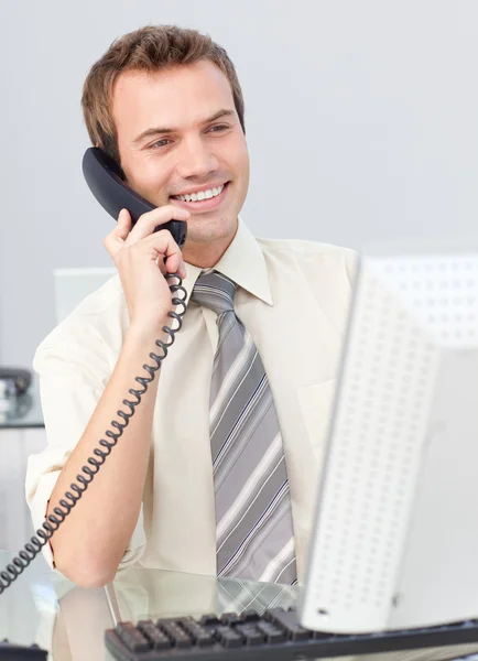 Empresario hablando por teléfono en la oficina y trabajando con un co —  Fotos de Stock