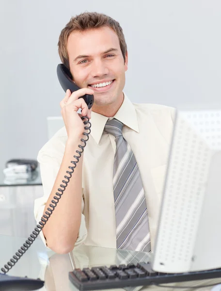 Podnikatel na telefonu v kanceláři — Stock fotografie
